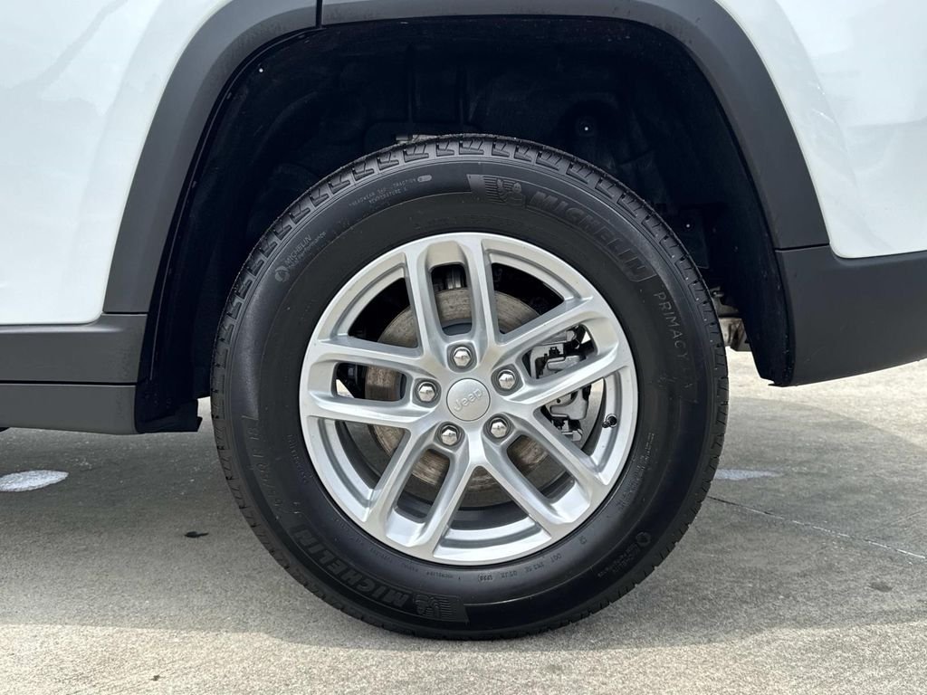New 2026 Bright White Clear-Coat Exterior Paint Jeep Laredo X image 8