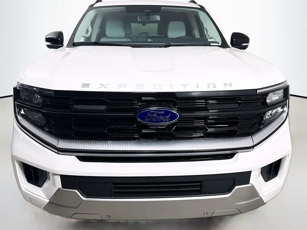 New 2026 Star White Metallic Tri-Coat Ford Platinum image 2