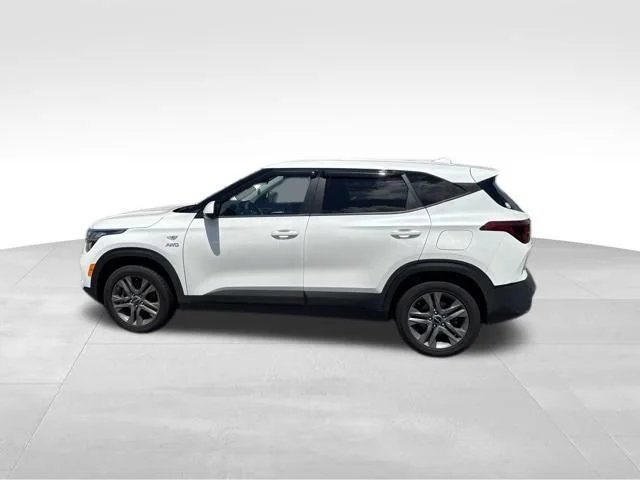 Used 2022 White Kia LX image 9