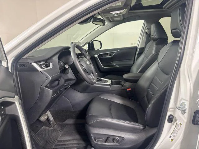 Certified Used 2024 WIND CHILL PEARL Toyota  image 11