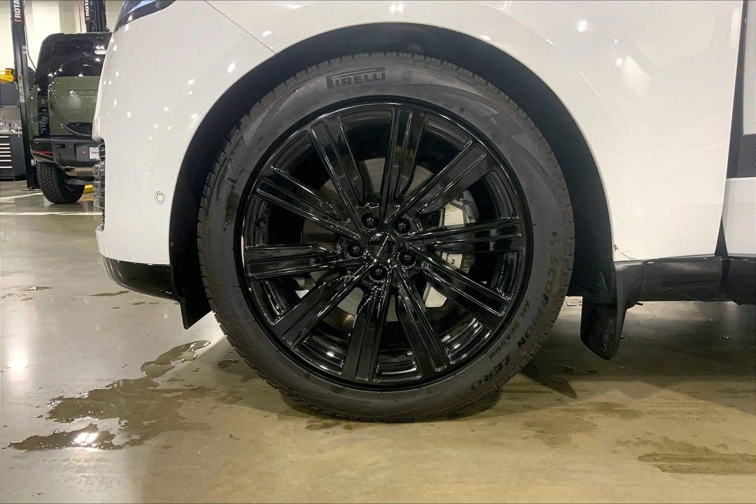 Certified Used 2026 Fuji White Land Rover SE image 5