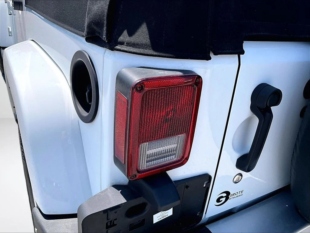 Used 2015 White Jeep Unlimited Sahara image 31