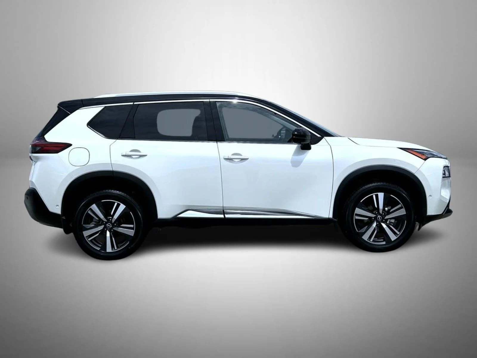 Used 2023 White Nissan SL image 4