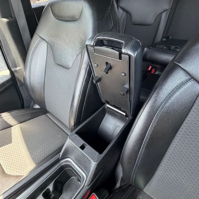 Used 2024 White Jeep Latitude image 29