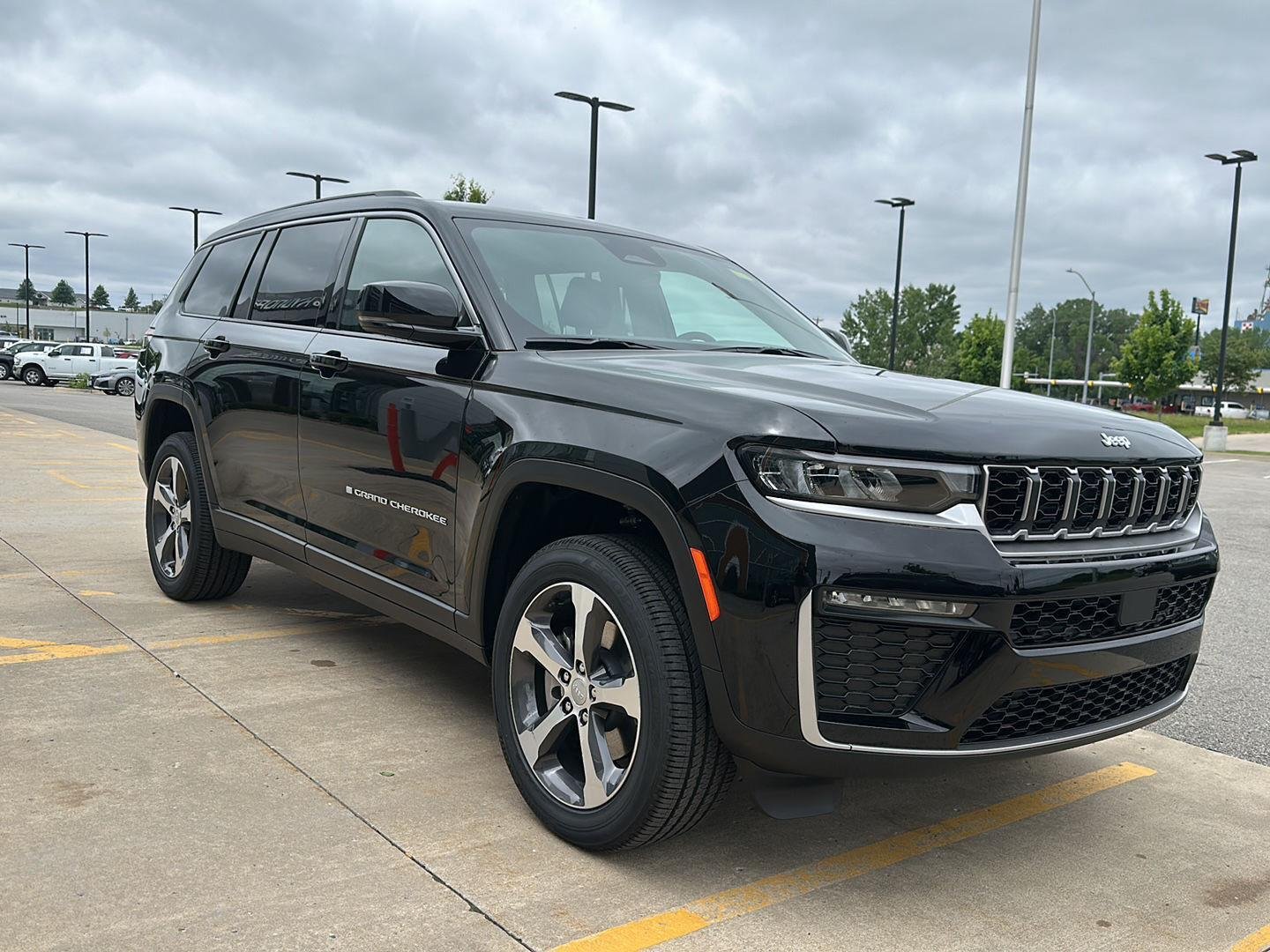 New 2026 Diamond Black Crystal Pearl-Coat Exterior Paint Jeep Limited image 5