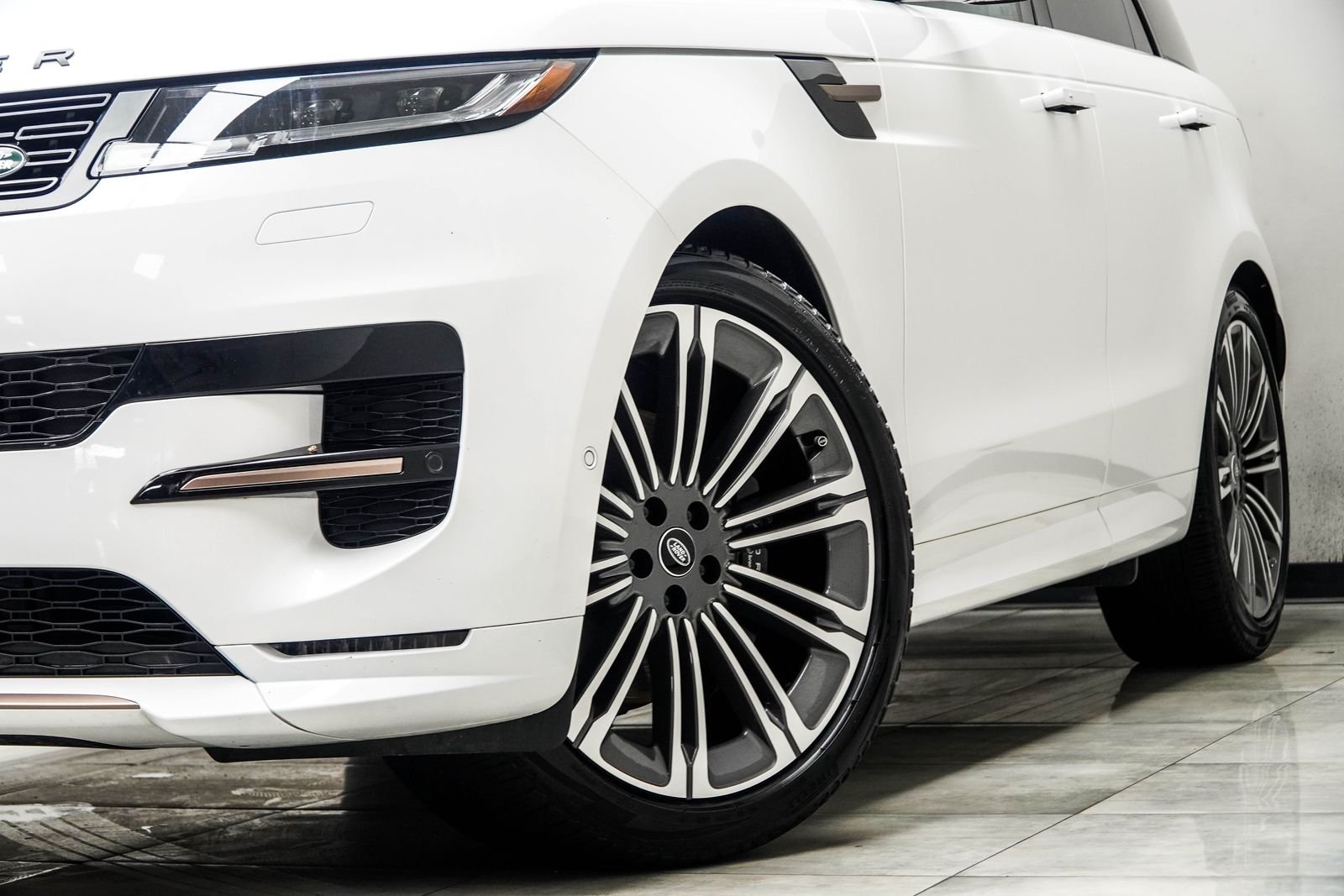 Used 2024 White Land Rover Dynamic SE image 3