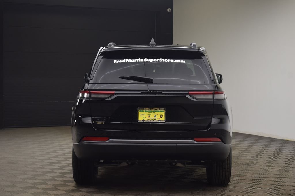 New 2026 Diamond Black Crystal Pearl-Coat Exterior Paint Jeep Laredo Altitude image 11
