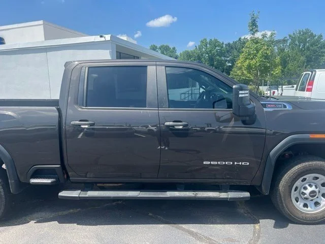 Used 2021  GMC Base image 3