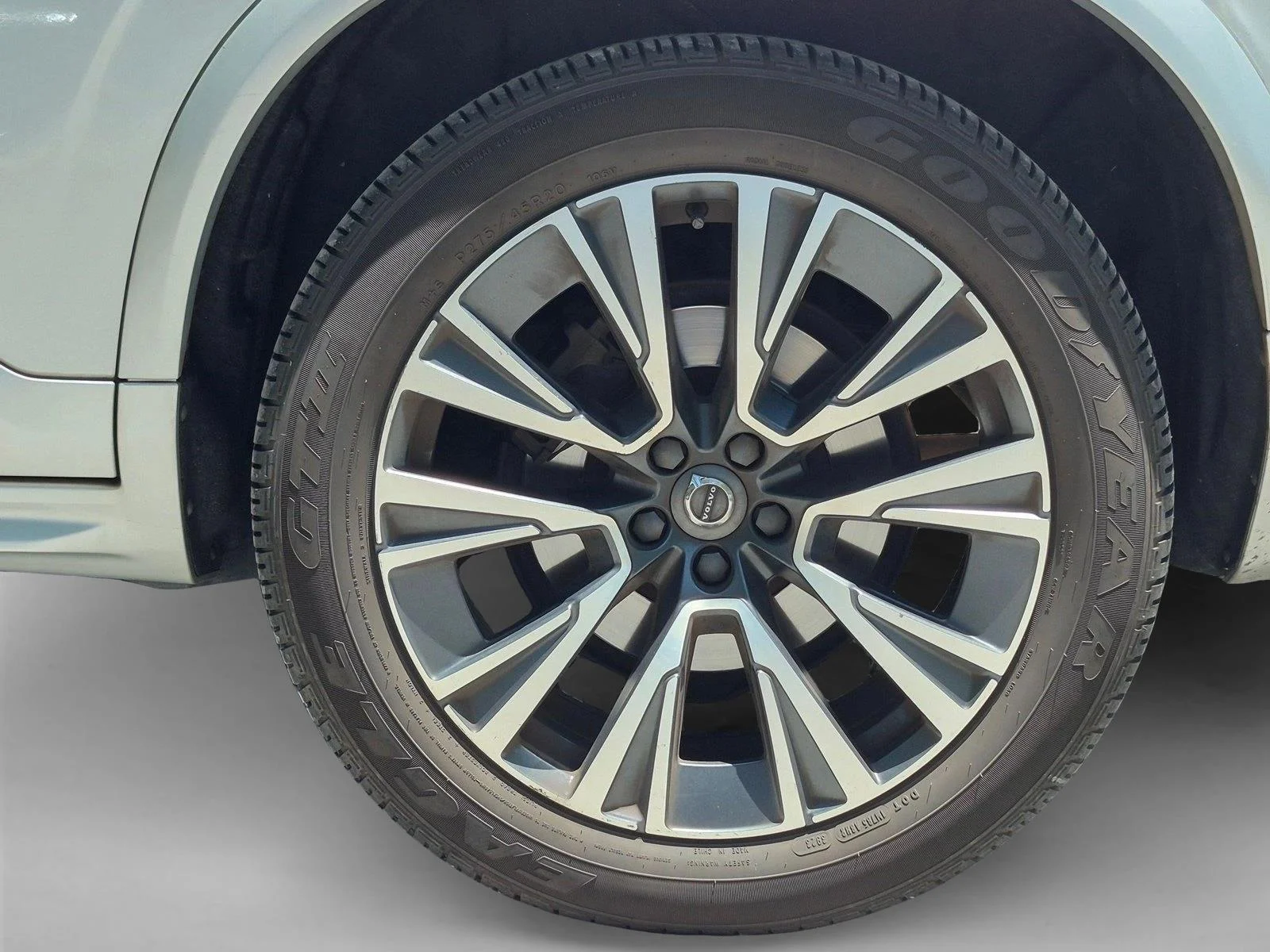 Used 2020 Bright Silver Metallic Volvo Momentum image 13