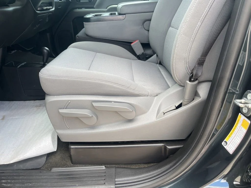 Used 2018 GRAPHITE METALLIC Chevrolet LS image 19
