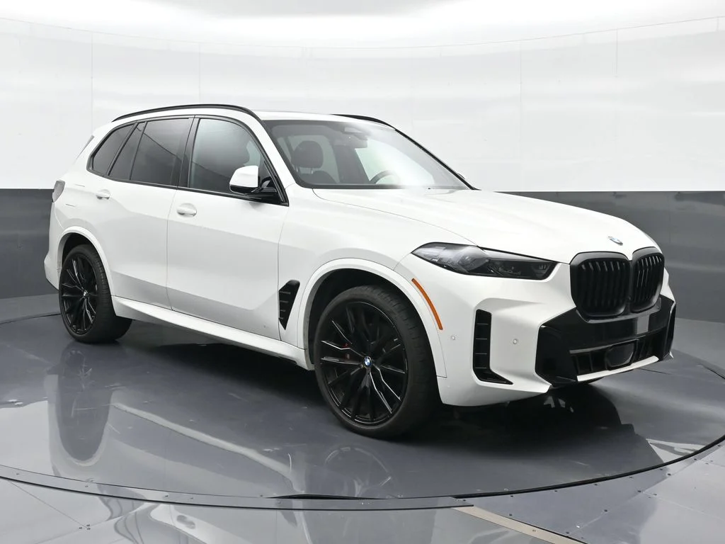 Used 2025 Alpine White BMW sDrive40i image 4