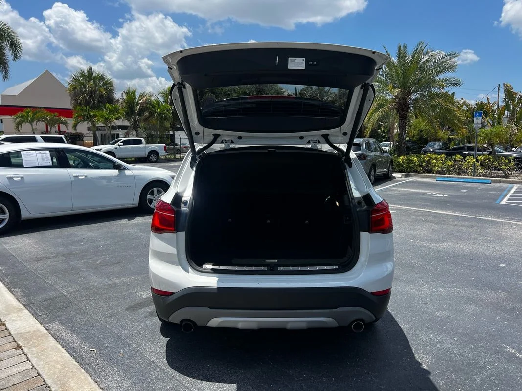 Used 2018  BMW xDrive28i image 24