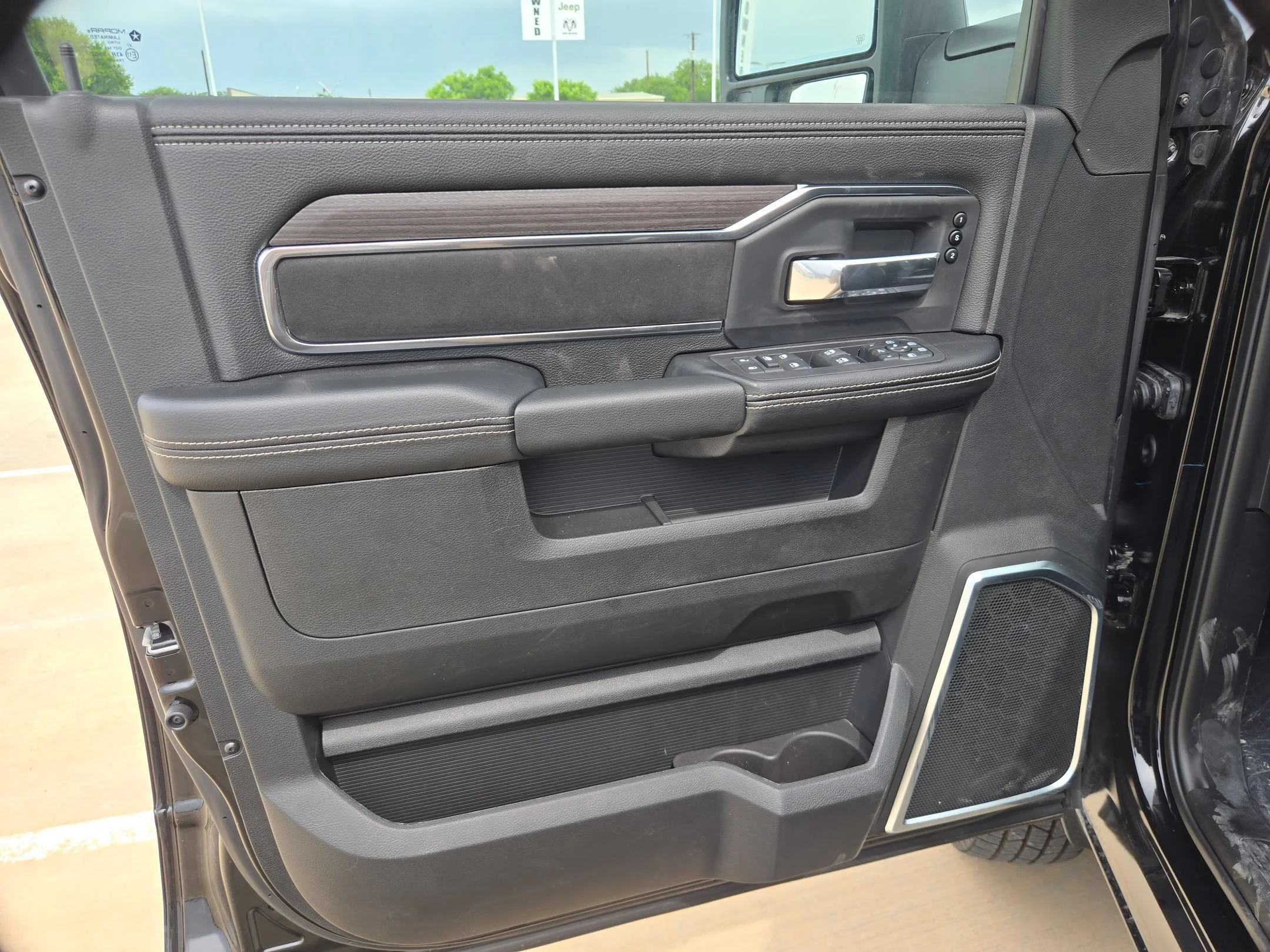 New 2026 Diamond Black Crystal Pearl-Coat Exterior Paint RAM Laramie image 12