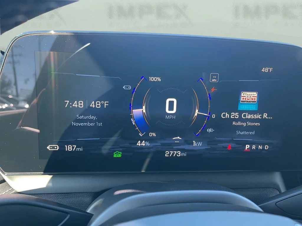 Used 2025 Summit White Chevrolet LT - Extended Range image 23