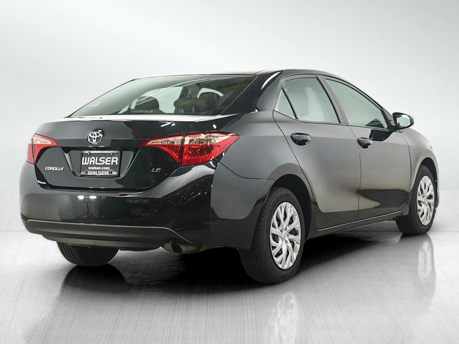Used 2018  Toyota LE image 5