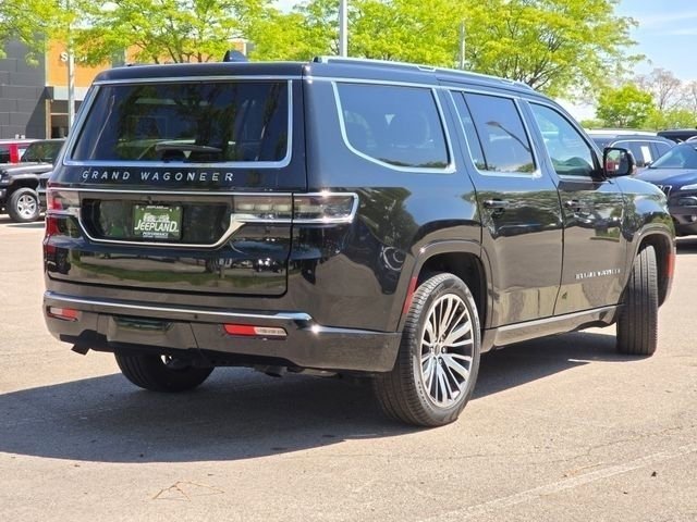 Used 2025 Diamond Black Crystal Pearlcoat Jeep Base image 37