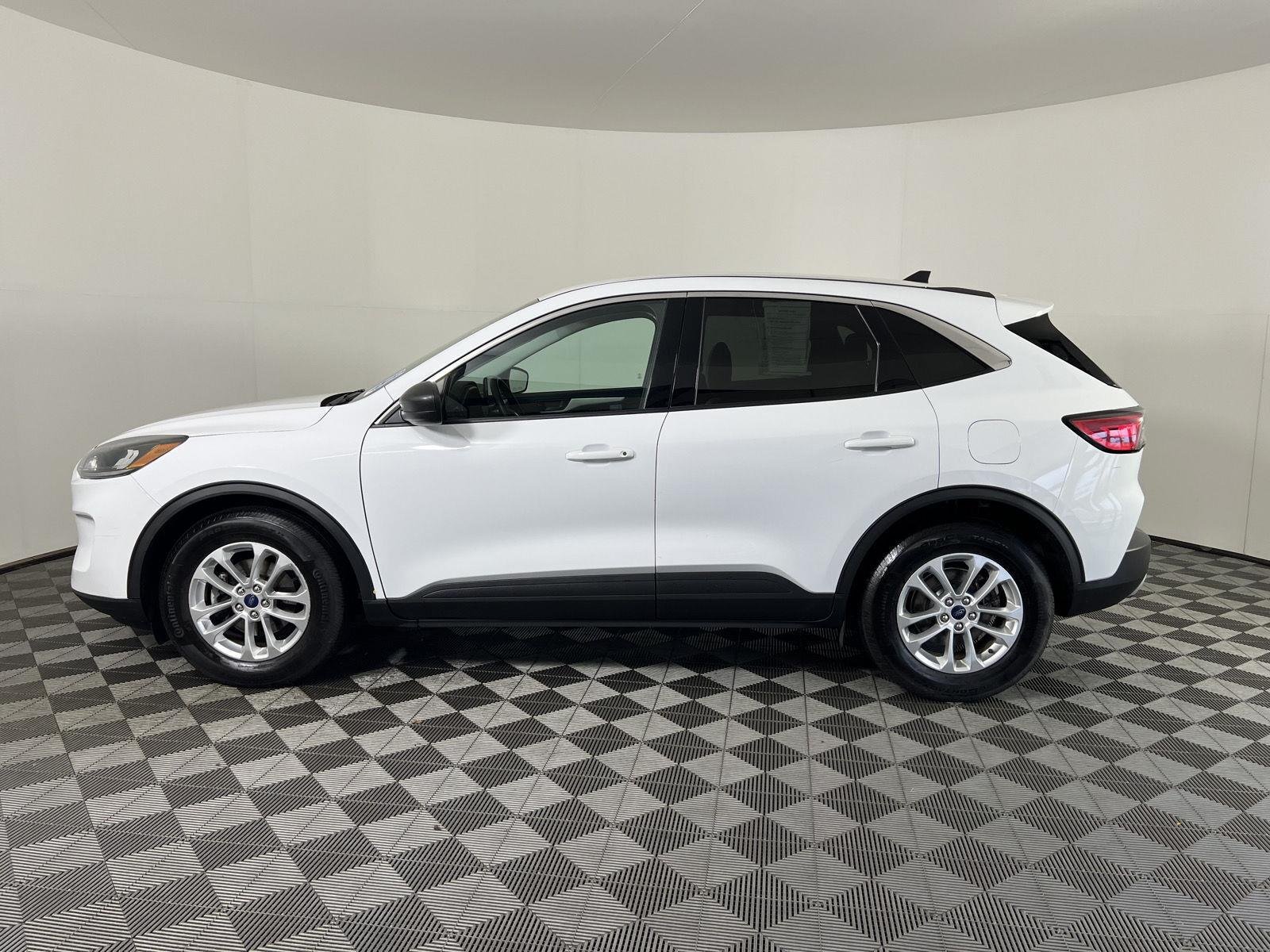 Used 2022 Wh Ford SE image 25