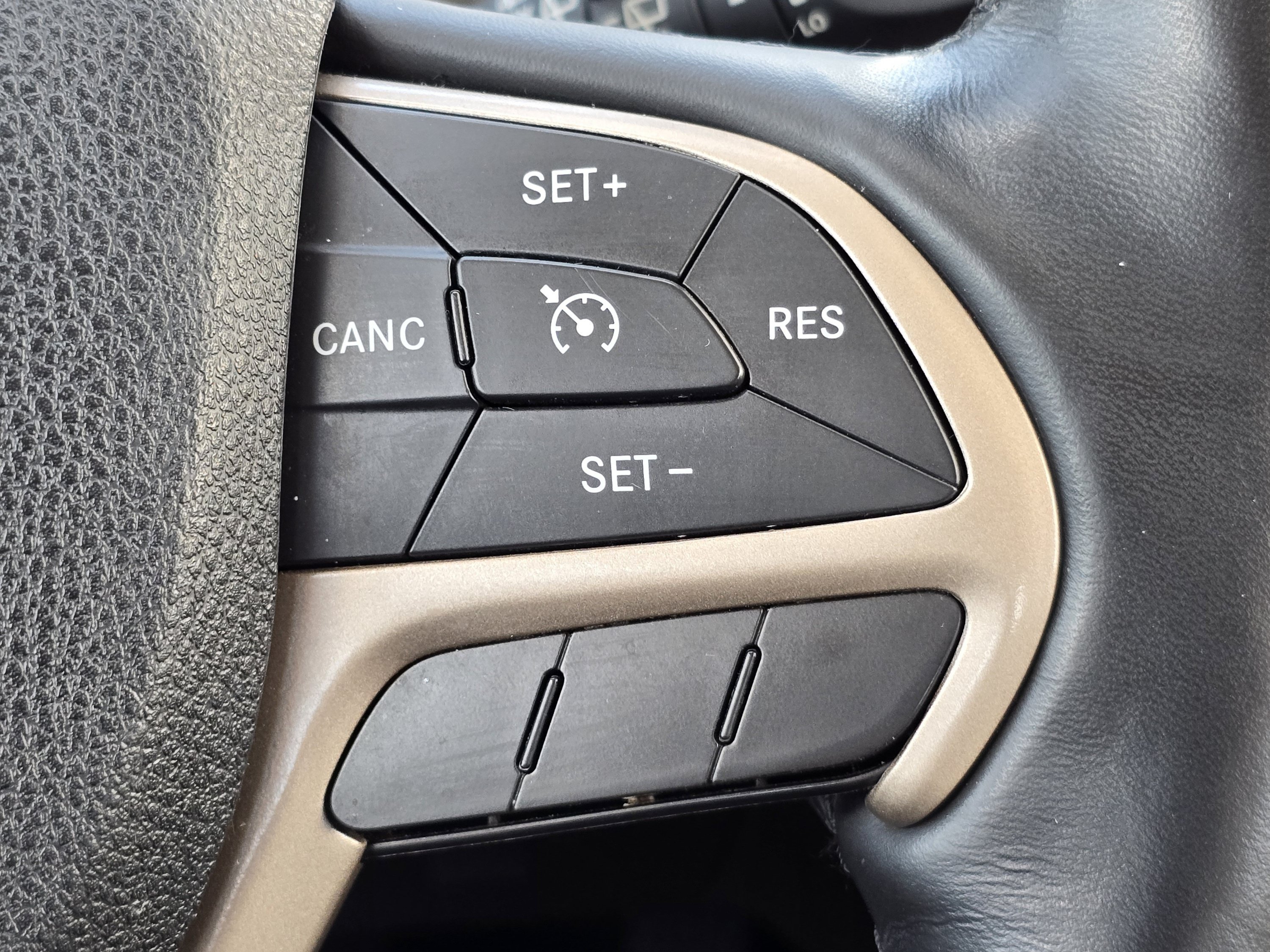 Used 2015 Billet Silver Metallic Clearcoat Jeep Sport image 16