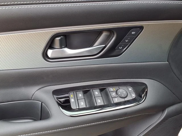 New 2027 Champagne Silver Metallic Nissan Platinum image 13