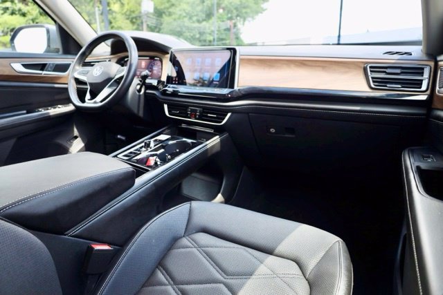 Used 2024  Volkswagen 2.0T SE w/Technology image 34