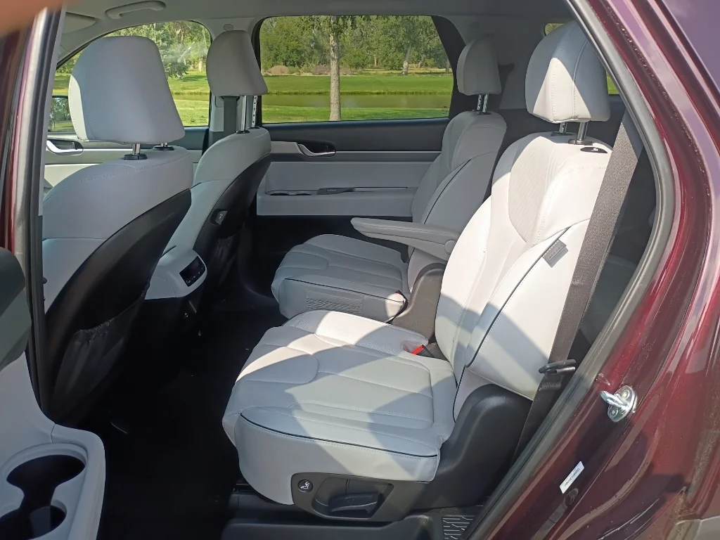 Used 2025  Hyundai SEL image 16