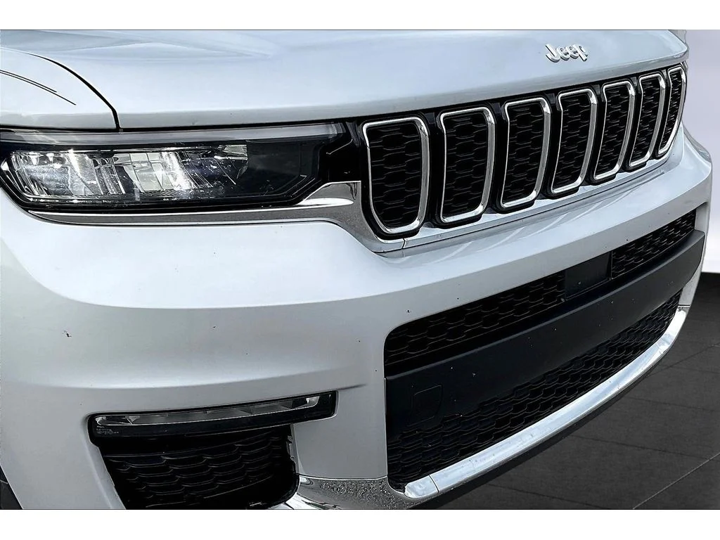 Used 2024  Jeep Limited image 21