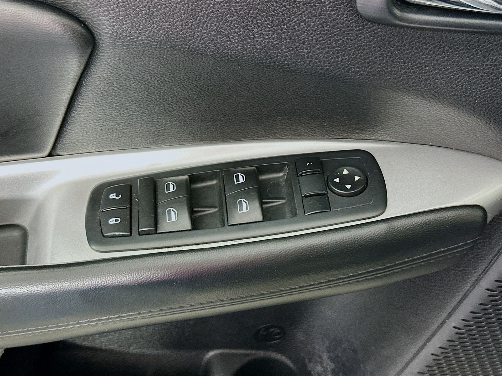 Used 2016 Pitch Black Clearcoat Dodge SXT image 16