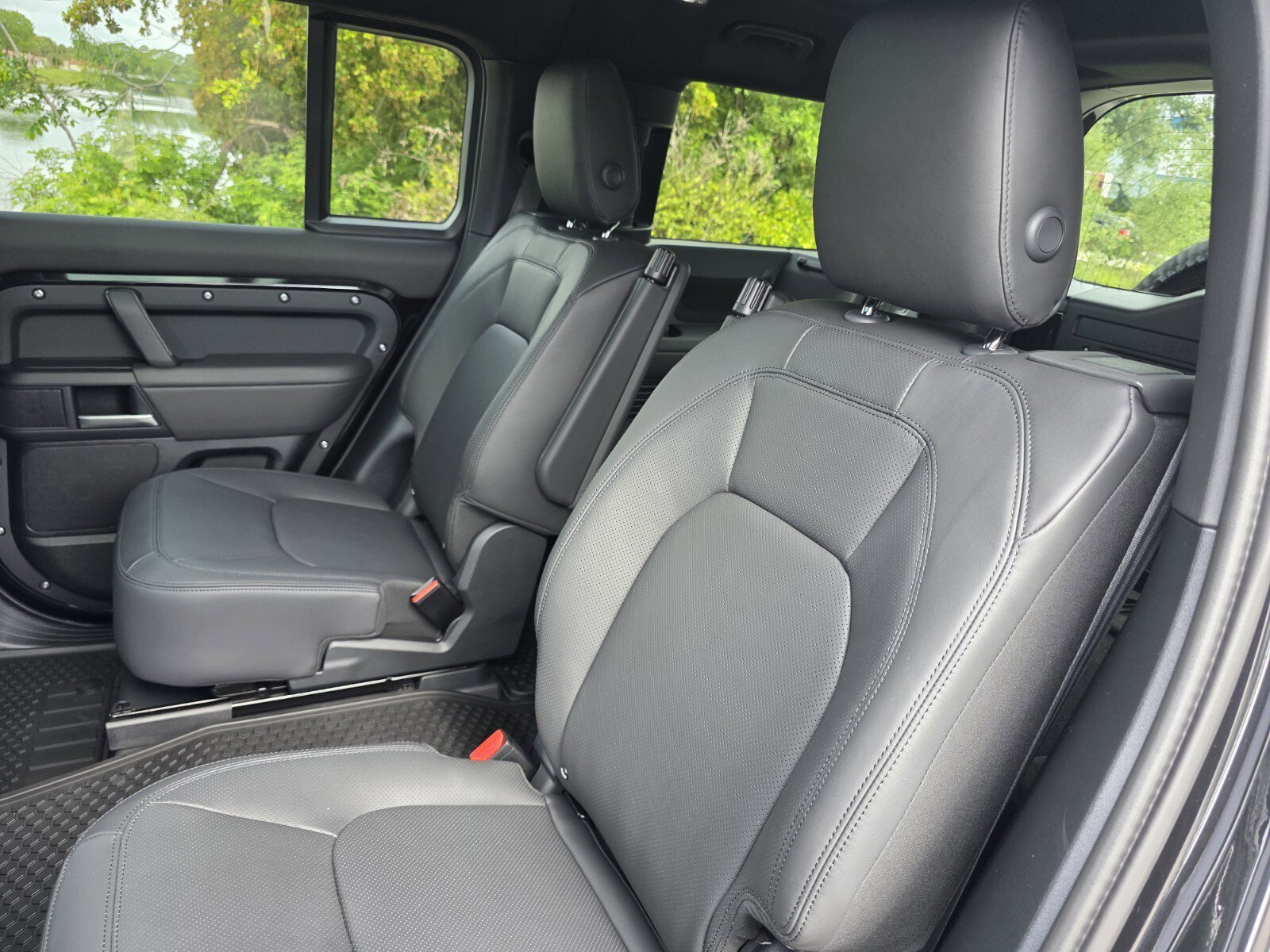 New 2026 Santorini Black Land Rover P400 X-Dynamic SE image 14