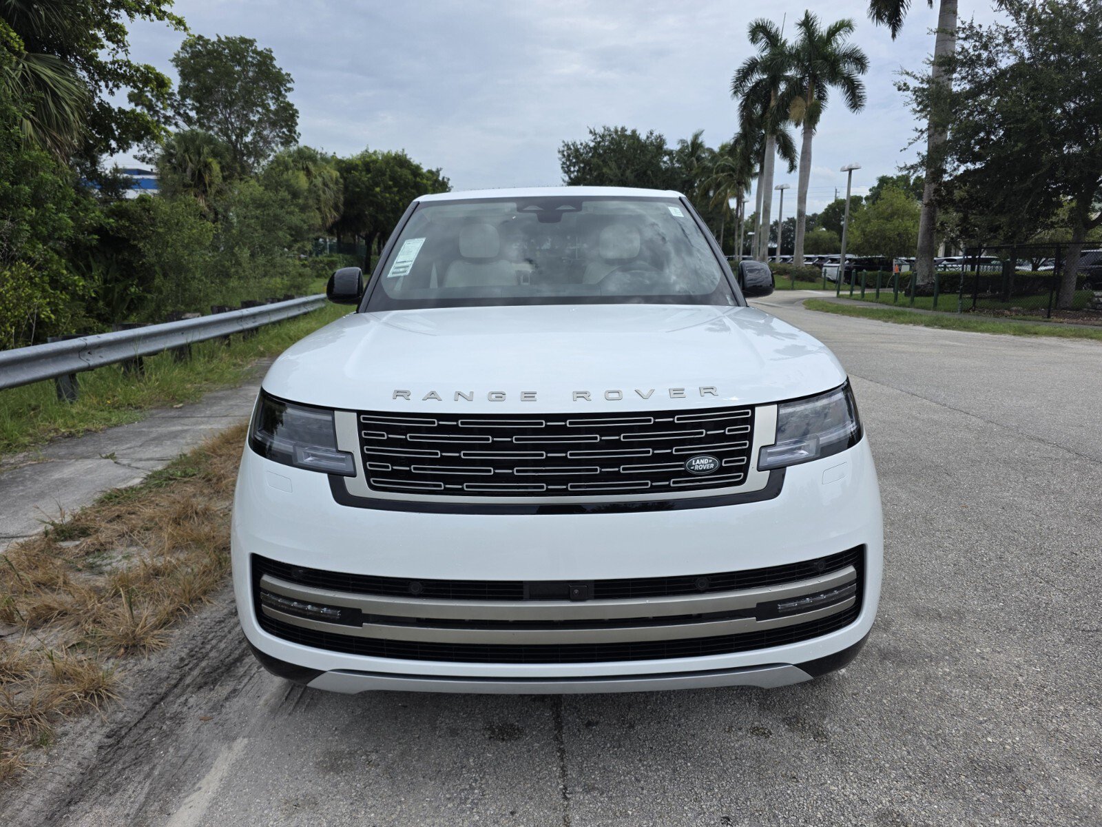 New 2026 Fuji White Land Rover P400 SE image 8