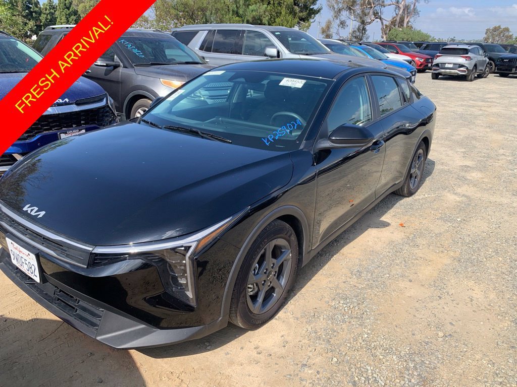 Used 2025 Black Kia LXS image 1