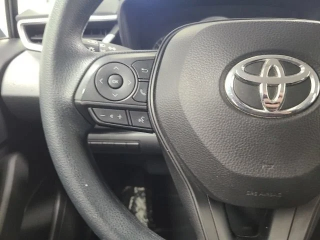 Used 2022 White Toyota LE image 22