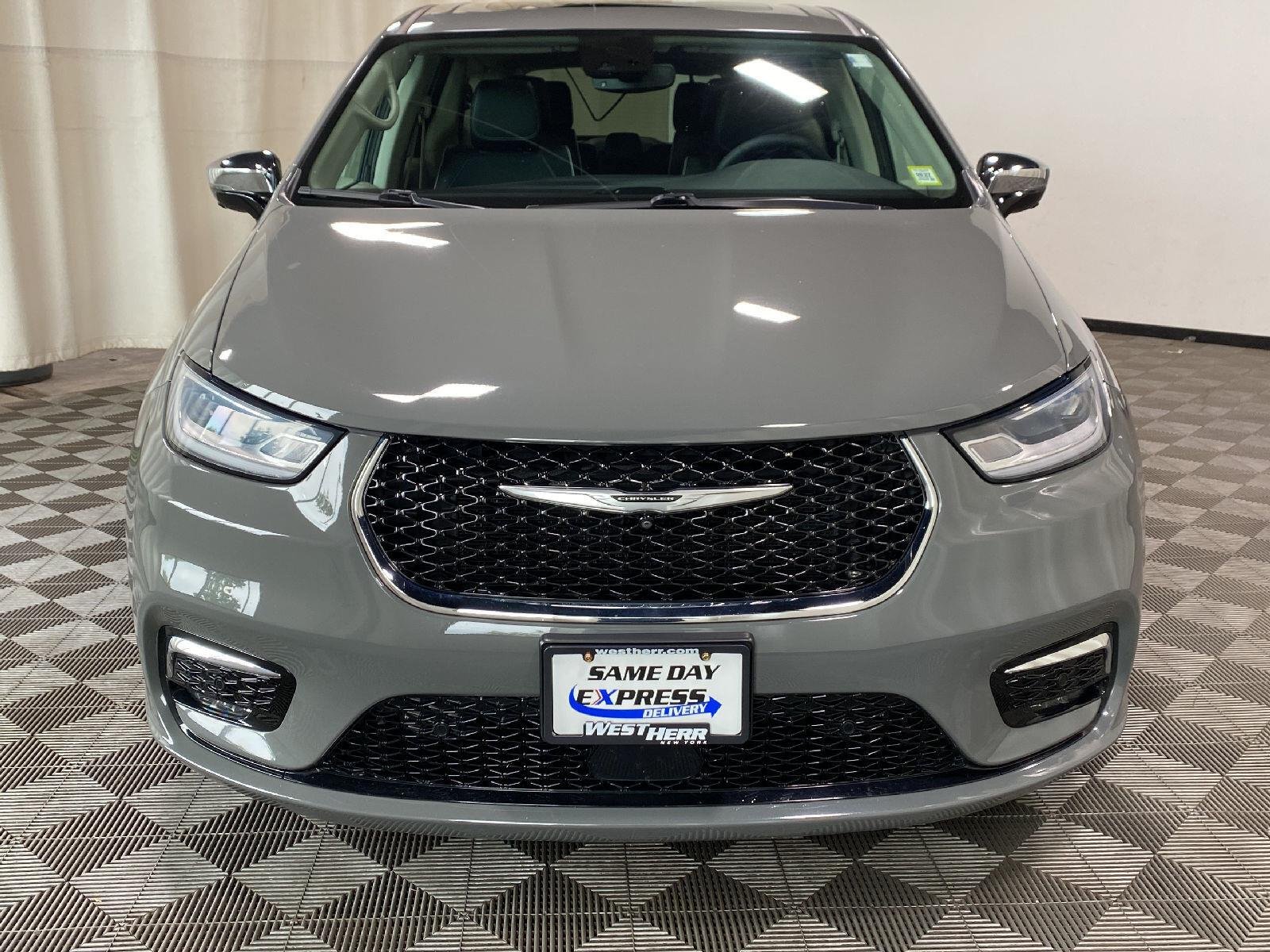 Used 2023 Ceramic Gray Clearcoat Chrysler Hybrid Limited image 8