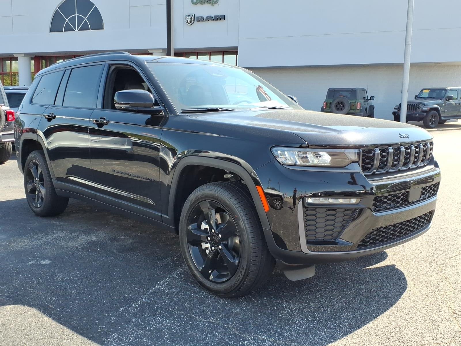 New 2026 Diamond Black Crystal Pearl-Coat Exterior Paint Jeep Limited image 2