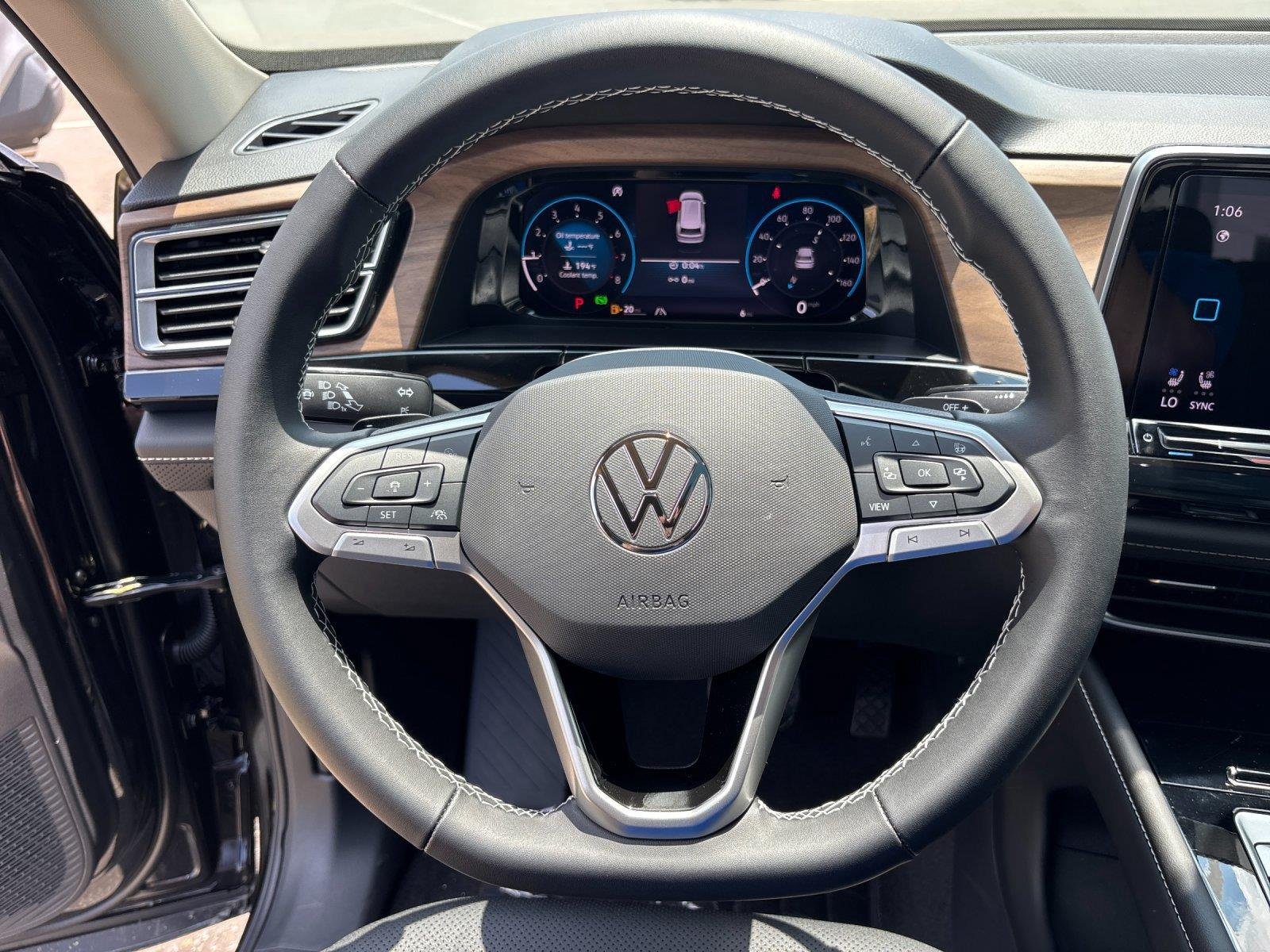 New 2026 deep black pearl Volkswagen 2.0T SE w/Technology image 18