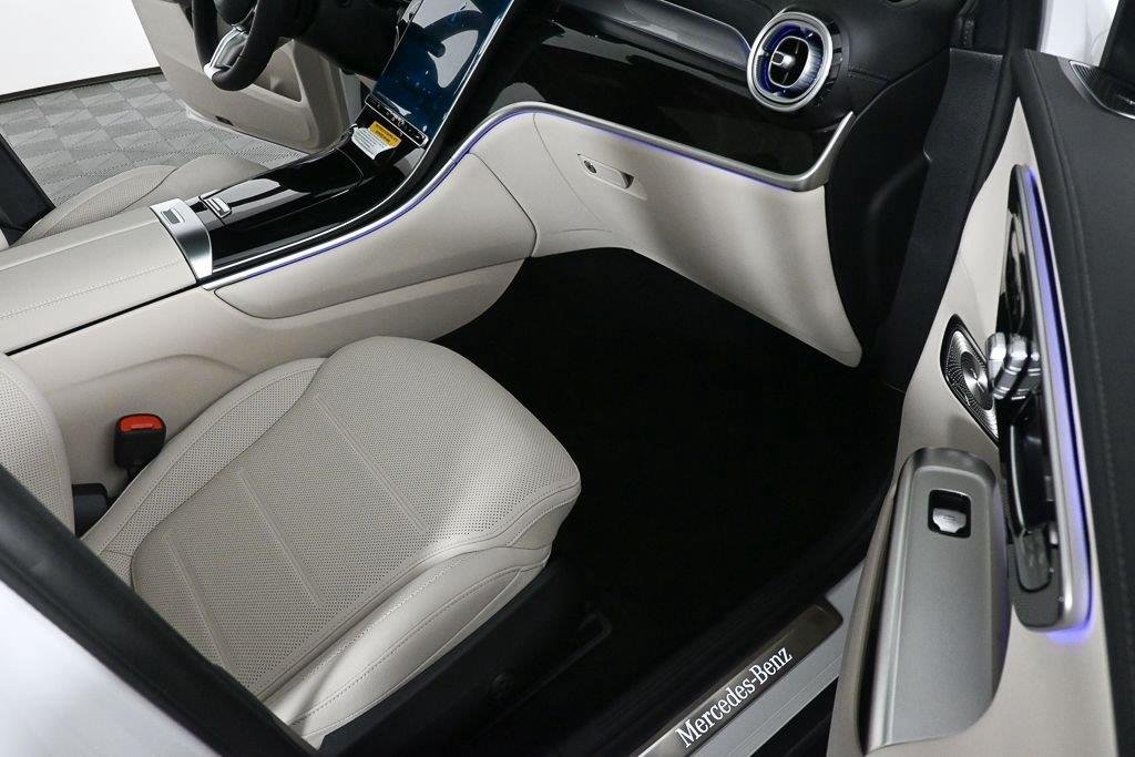 New 2027 MANUFAKTUR Moonlight White Metallic Mercedes-Benz GLC 300 image 22