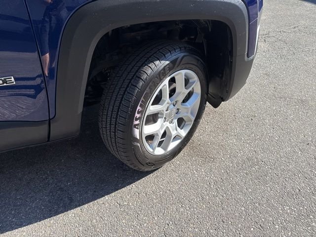 Used 2018 Blue Jeep Latitude image 11