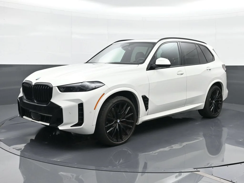 Used 2025 Alpine White BMW sDrive40i image 1