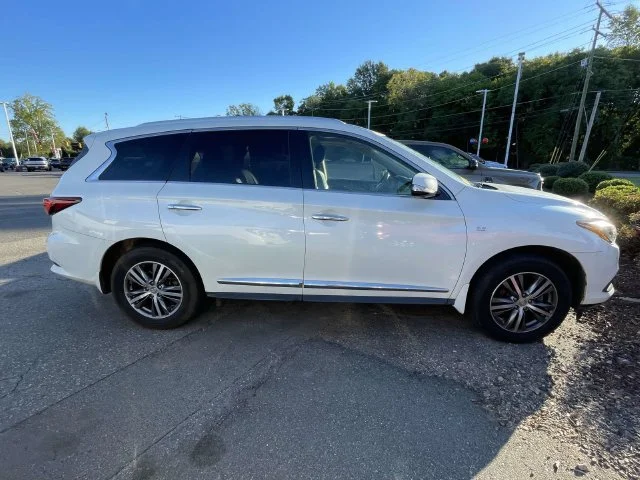 Used 2019 Majestic White INFINITI LUXE image 8