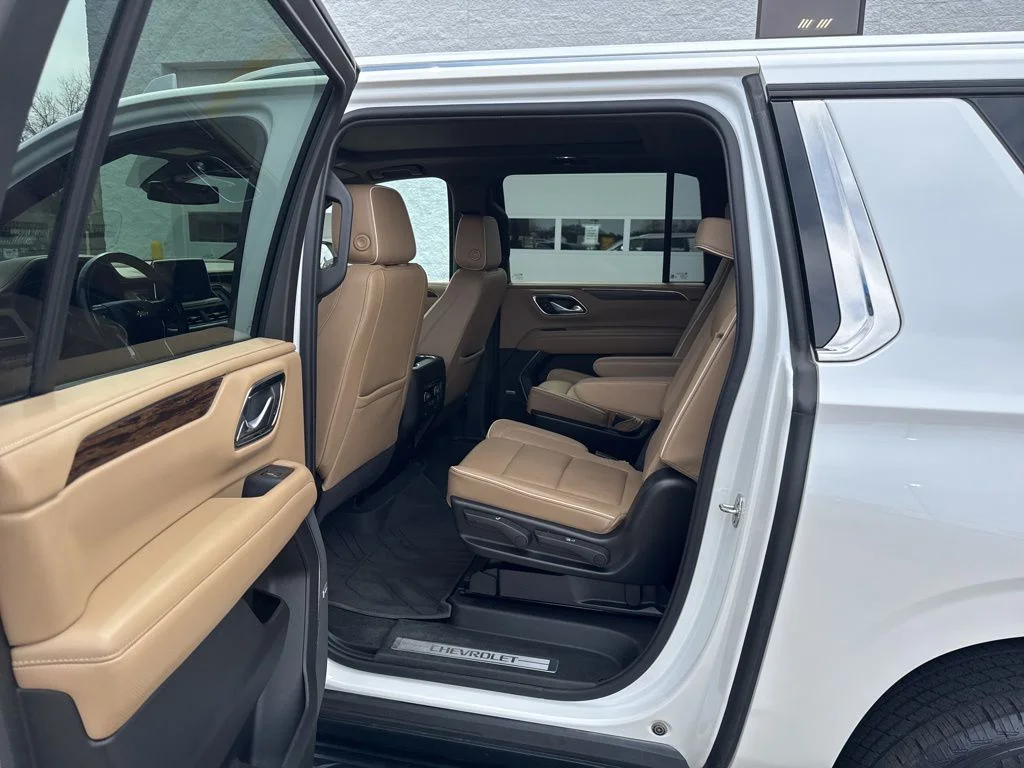Used 2022 Iridescent Pearl Tricoat Chevrolet Premier image 30