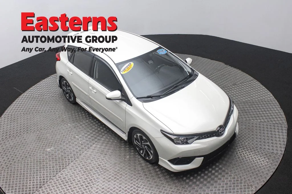 Used 2018 White Toyota Base image 3