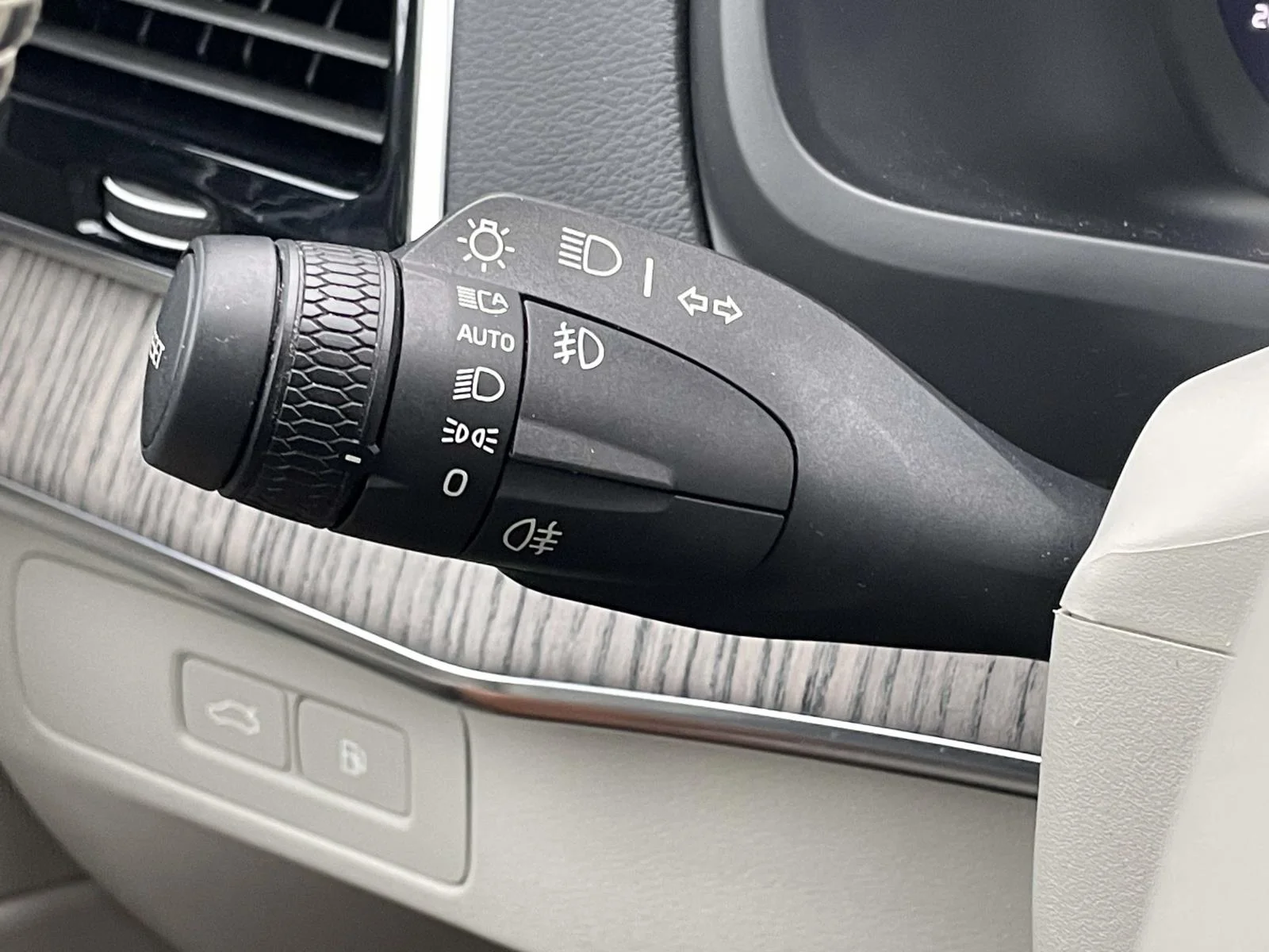 Used 2024 Crystal White Metallic Volvo Ultimate Bright Theme image 12