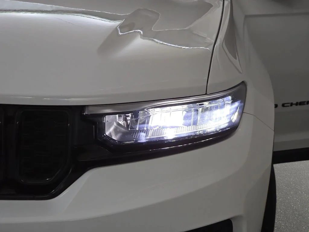 Used 2023 Bright White Clearcoat Jeep Altitude X image 31