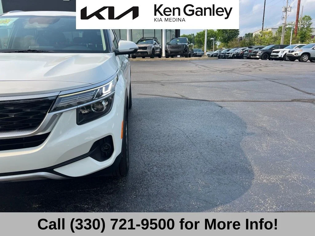 Used 2021 White Kia S image 20