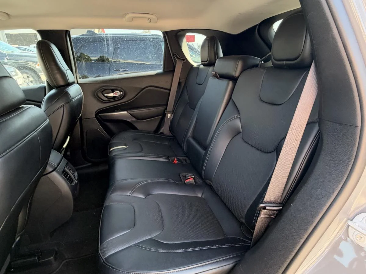 Used 2022 Grey Jeep Limited 4x4 image 16