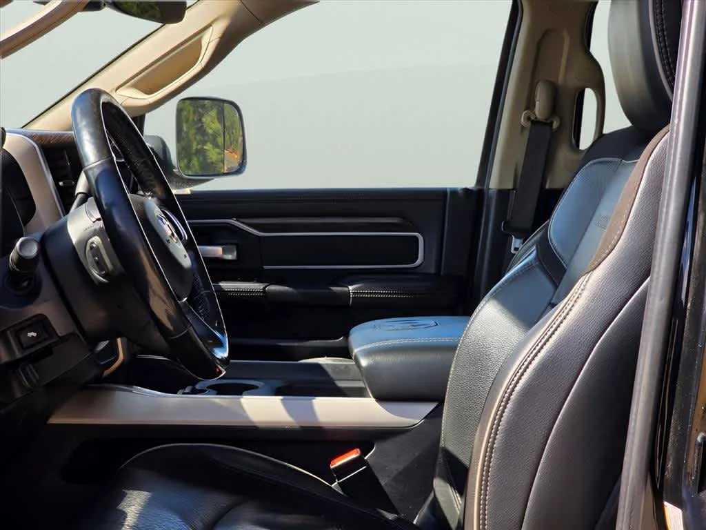 Used 2019 Diamond Black Crystal Pearlcoat Ram Laramie image 14