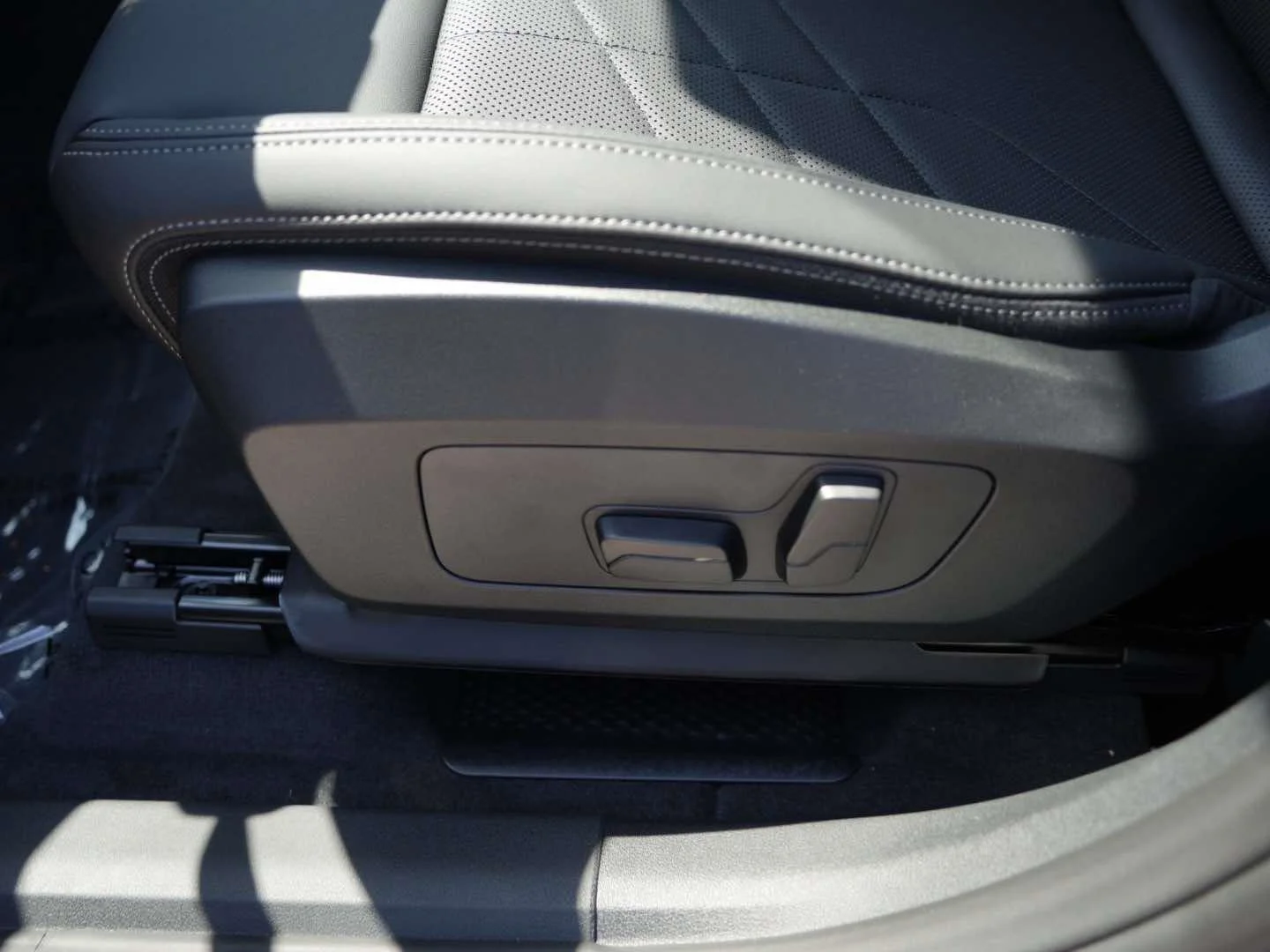 New 2026 Space Silver Metallic BMW xDrive28i image 16