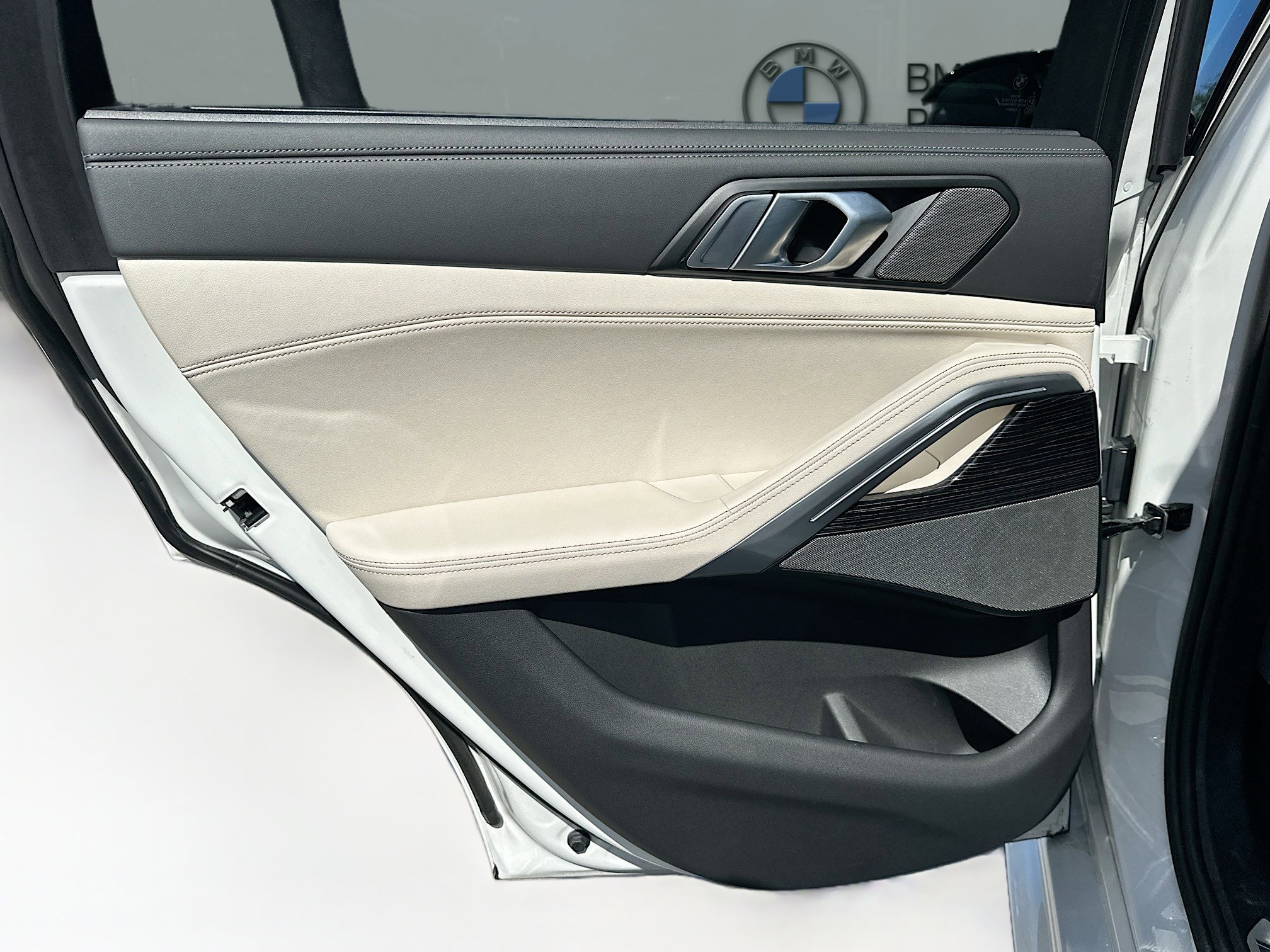 Used 2026 White Metallic BMW M60i image 22
