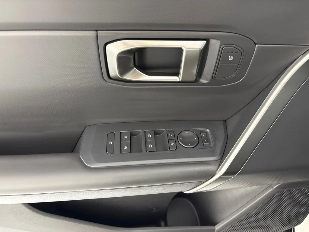 New 2027 Snow White Pearl / Black Roof Kia X-Line image 23