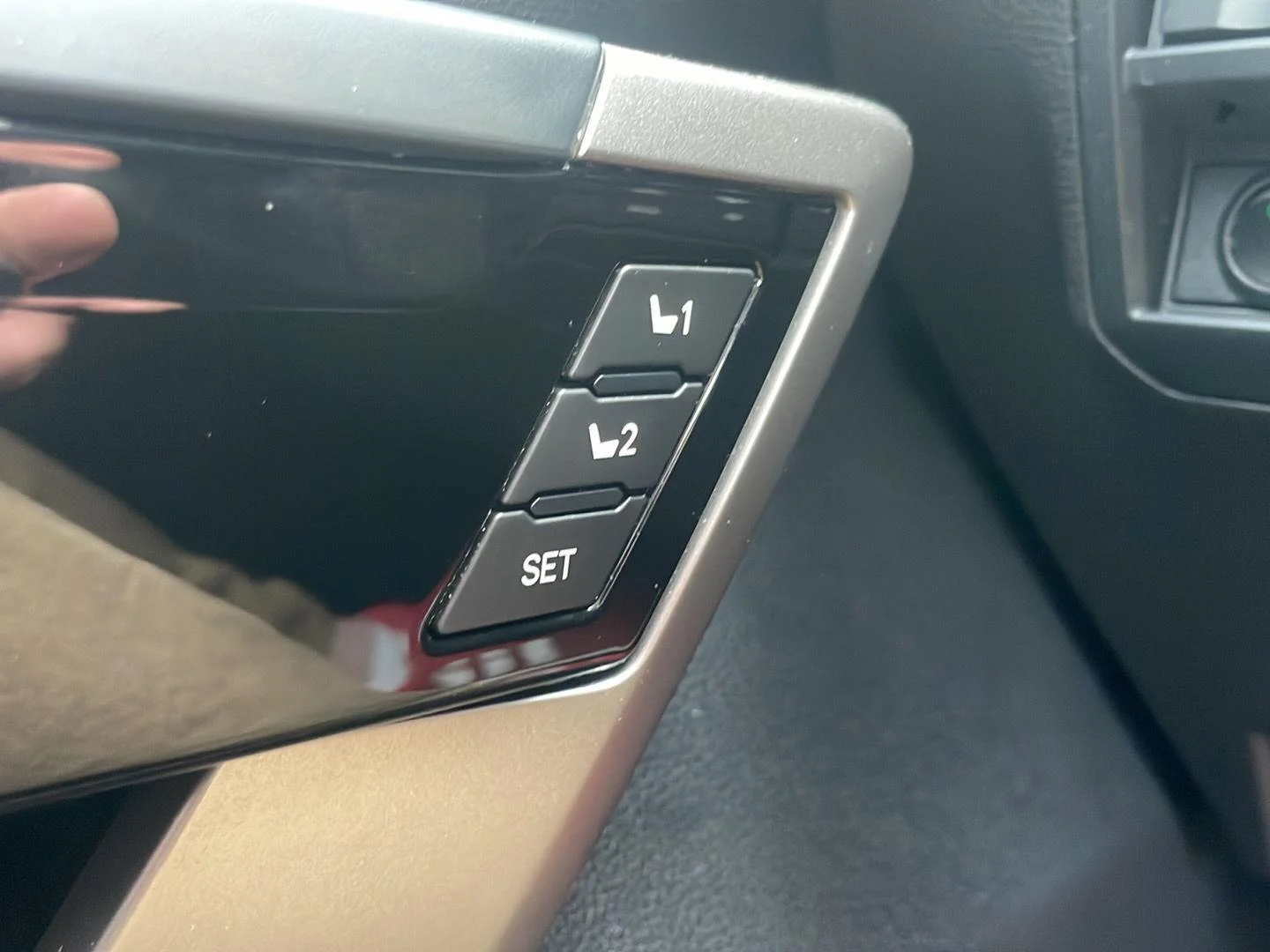 Used 2022 Wind Chill Pearl Toyota Limited image 5