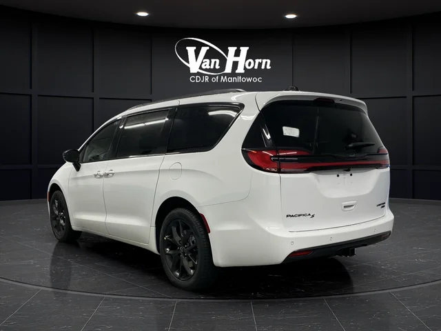New 2026 Bright White Clear-Coat Exterior Paint Chrysler Limited image 3